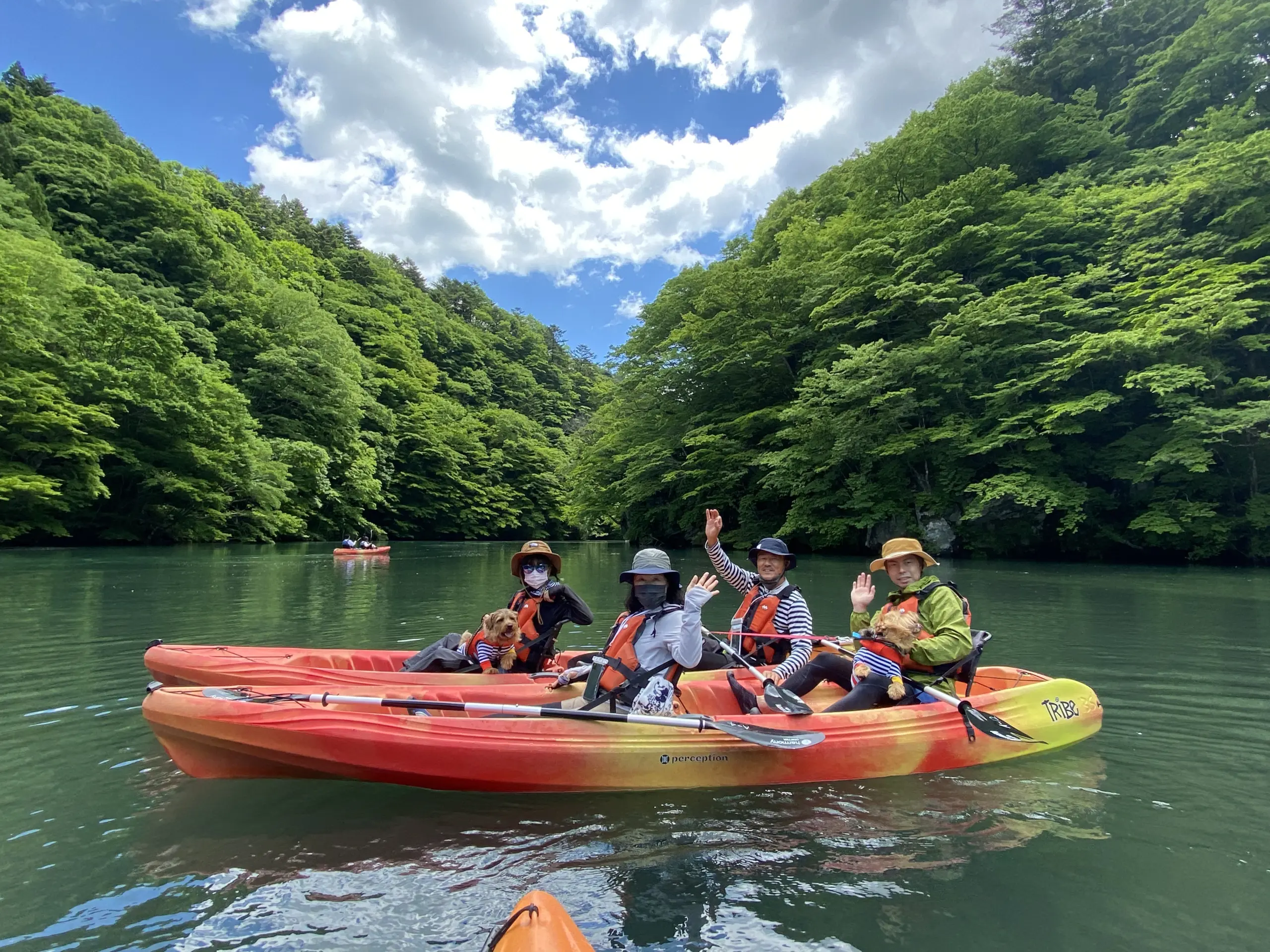 ทัวร์พายเรือแคนูที่ทะเลสาบเขื่อนอิตามูโร