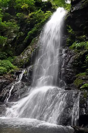 สะพานแขวนสึรุชุนและน้ำตกสึรุชุน