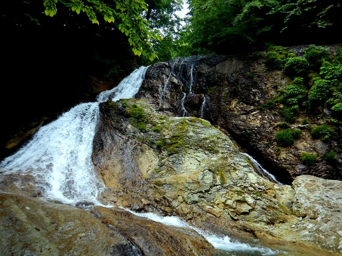 น้ำตกธันเดอร์และสะพานแขวนธันเดอร์