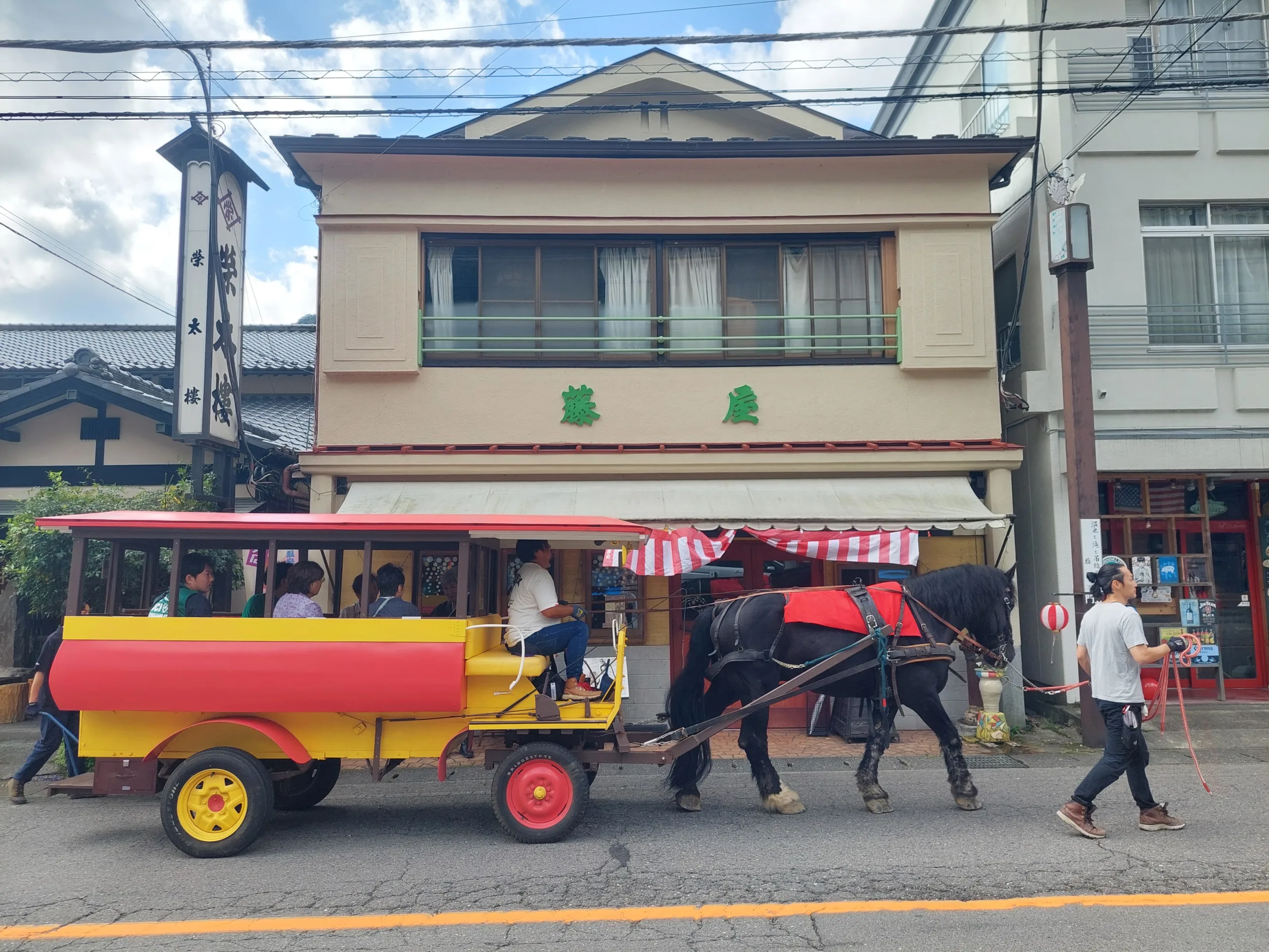 5月16日(土）・17日(日)にトテ馬車を運行いたします。